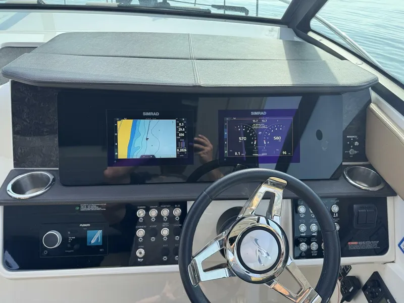 Slide: The Image of Sea Ray 320 Sundancer 2019 - 5493921