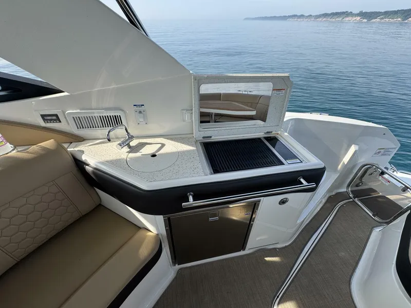 Slide: The Image of Sea Ray 320 Sundancer 2019 - 5493924
