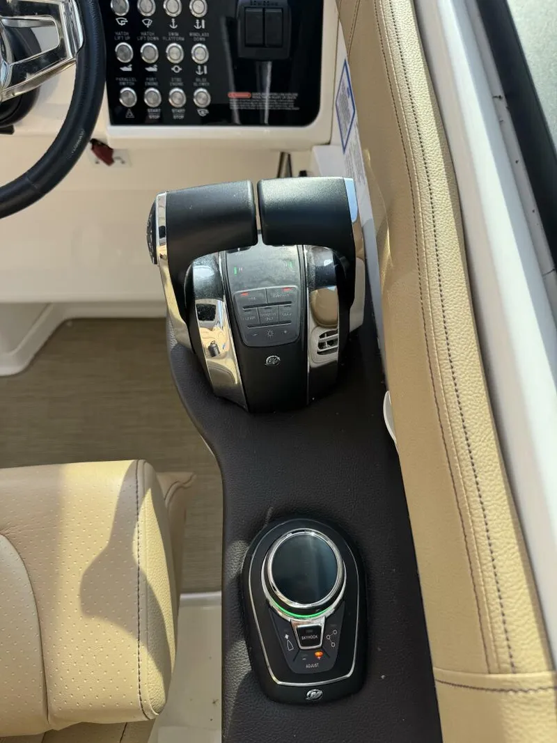 Slide: The Image of Sea Ray 320 Sundancer 2019 - 5493927