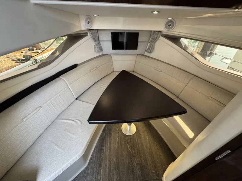 Slide: The Image of Sea Ray 320 Sundancer 2019 - 5493934