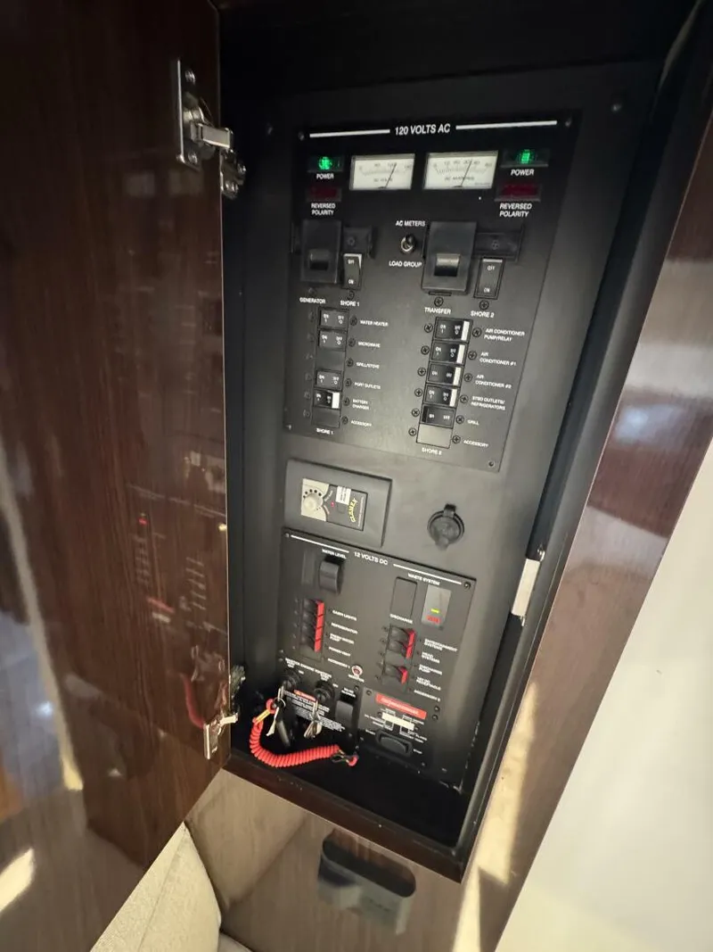 Slide: The Image of Sea Ray 320 Sundancer 2019 - 5493936