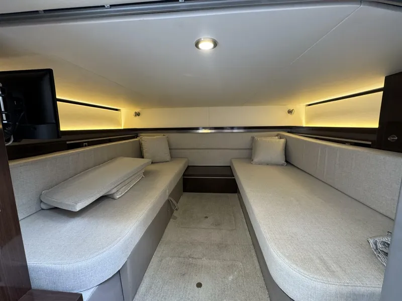 Slide: The Image of Sea Ray 320 Sundancer 2019 - 5493937