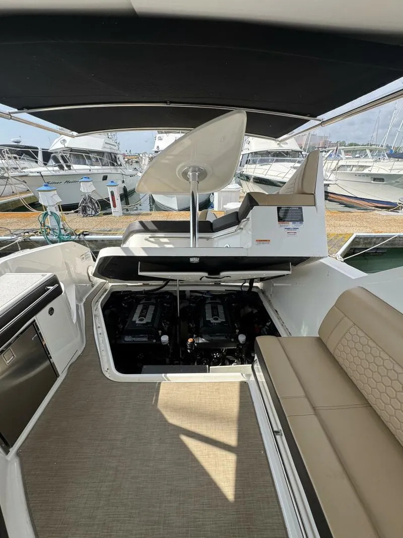Slide: The Image of Sea Ray 320 Sundancer 2019 - 5493954