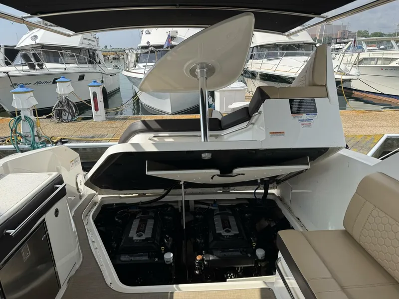 Slide: The Image of Sea Ray 320 Sundancer 2019 - 5493955
