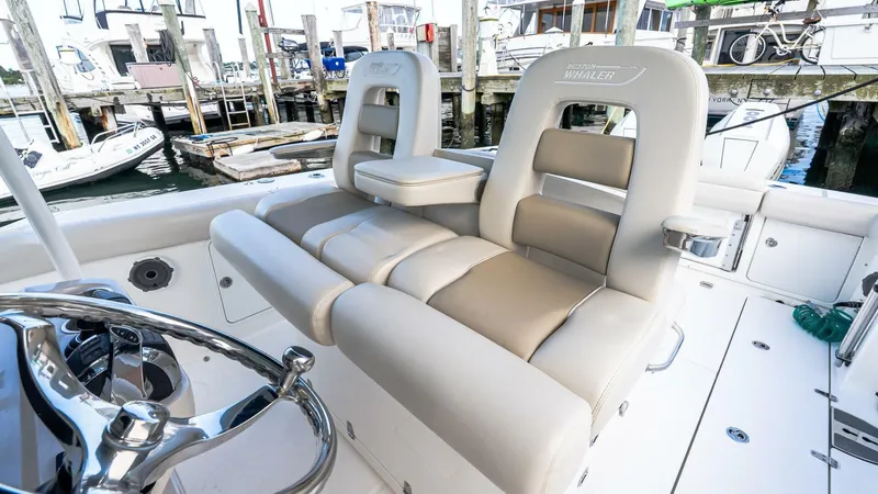 Slide: The Image of Boston Whaler 330 Outrage 2022 - 5494865