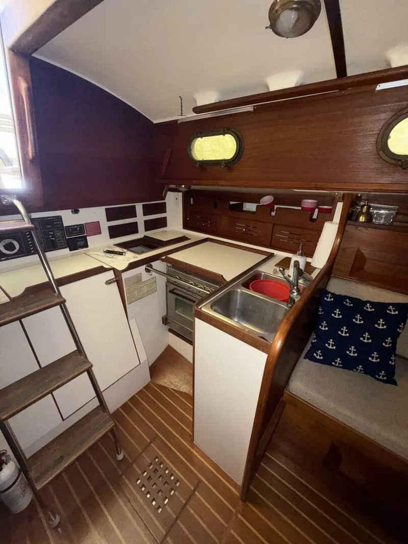 Slide: The Image of Cape Dory 33 1985 - 5597309