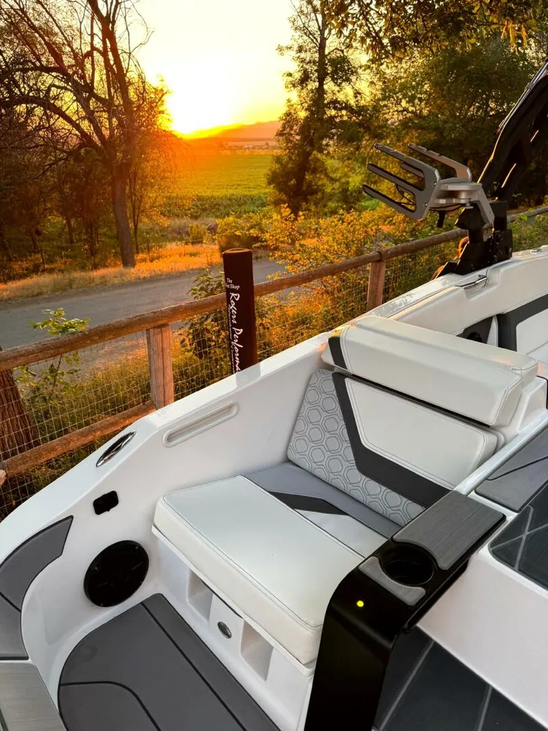 Slide: The Image of Heyday Wake Boats H22 2022 - 5510075