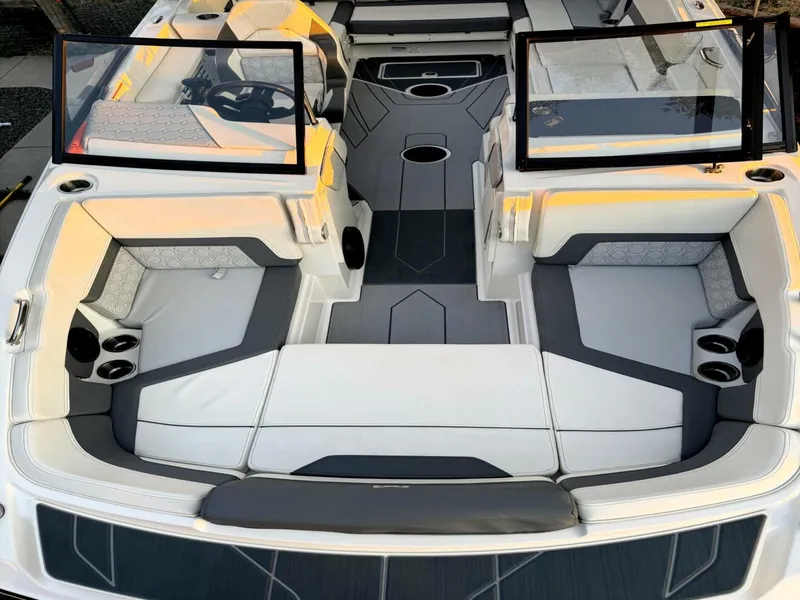 Slide: The Image of Heyday Wake Boats H22 2022 - 5510064