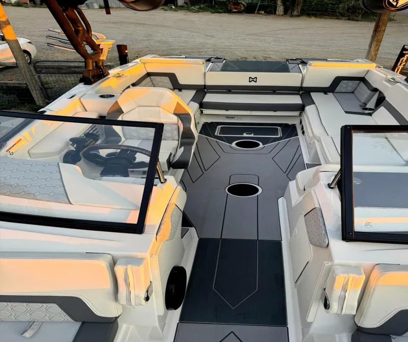 Slide: The Image of Heyday Wake Boats H22 2022 - 5510066