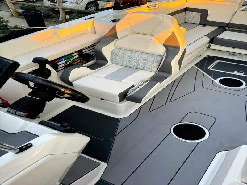 Slide: The Image of Heyday Wake Boats H22 2022 - 5510070