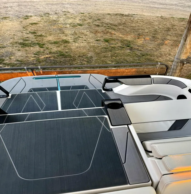 Slide: The Image of Heyday Wake Boats H22 2022 - 5510072