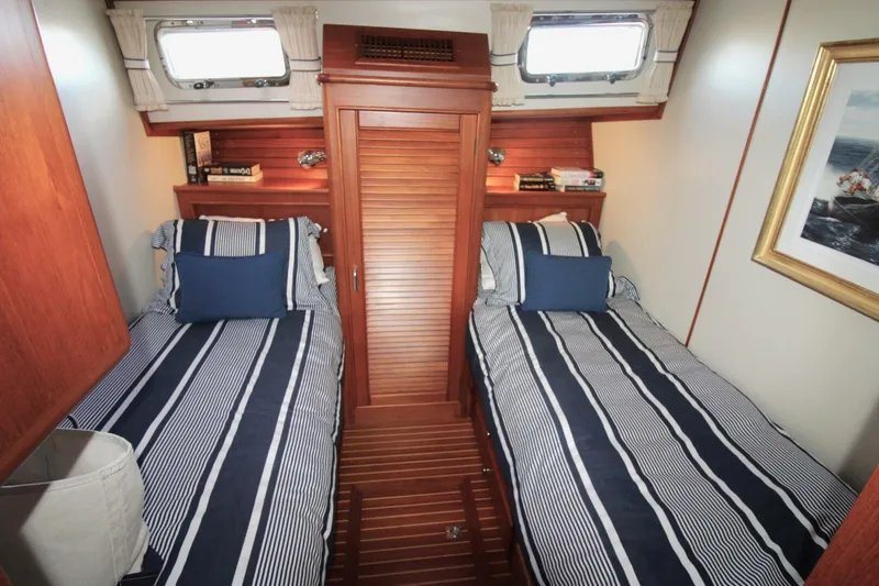 Slide: The Image of Grand Banks 49 Eastbay HX 2001 - 5499302