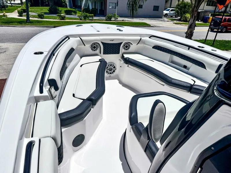 Slide: The Image of Tidewater 256 Adventurer 2024 - 5499575