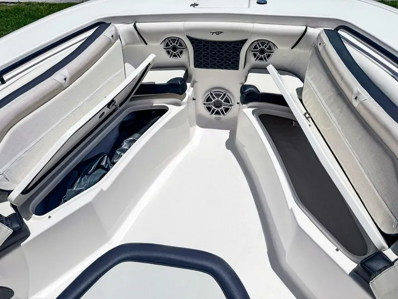 Slide: The Image of Tidewater 256 Adventurer 2024 - 5499564