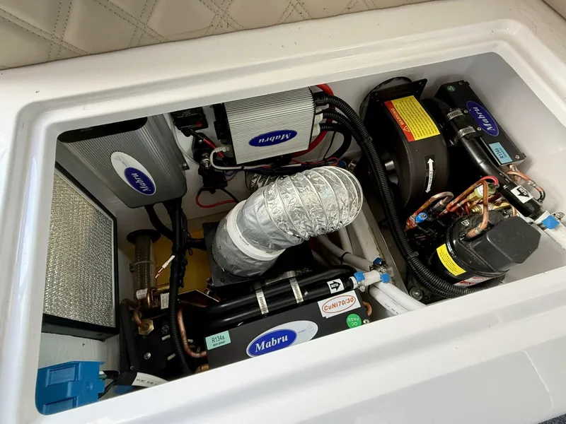 Slide: The Image of Axopar 37 Cross Cabin 2023 - 5502554