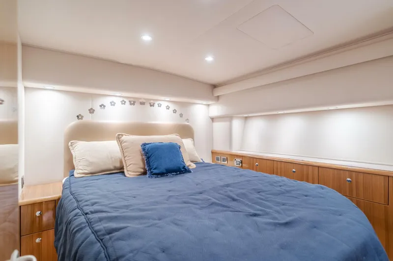 Slide: The Image of 2008 Viking 52 Sport Coupe Endurance - Master Stateroom - 5540507