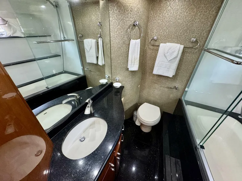 Slide: The Image of Head 2004 Marquis 59 Motor Yacht - 5502564