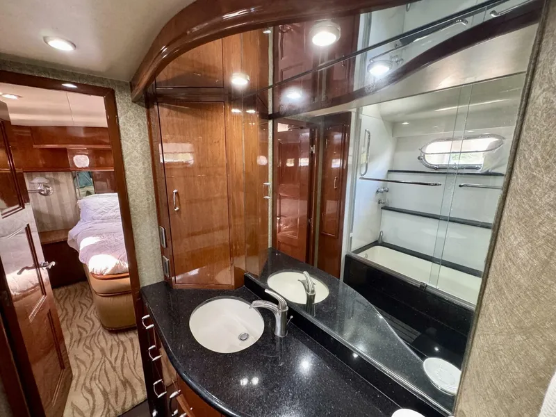 Slide: The Image of Head 2004 Marquis 59 Motor Yacht - 5502565