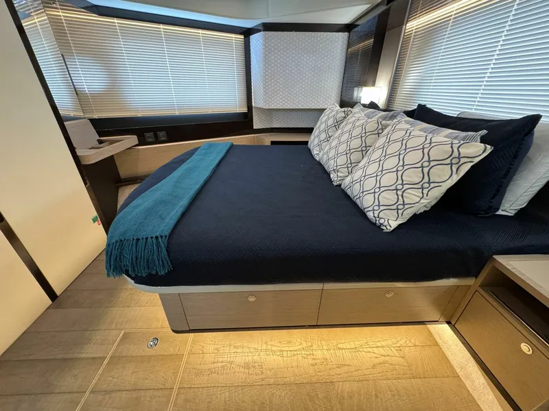 Slide: The Image of Absolute 48 Navetta 2021 - 5546150