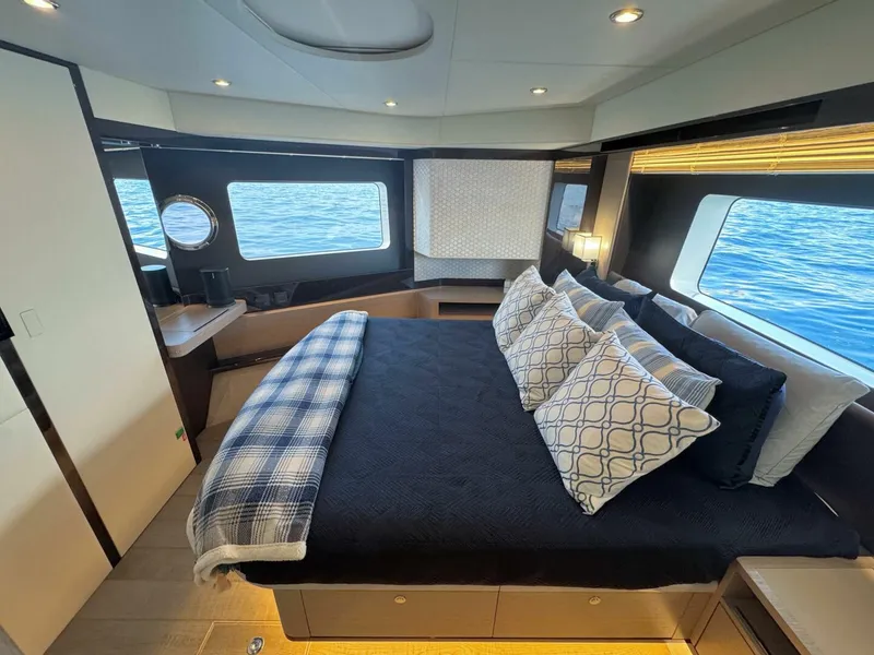 Slide: The Image of Absolute 48 Navetta 2021 - 5546155