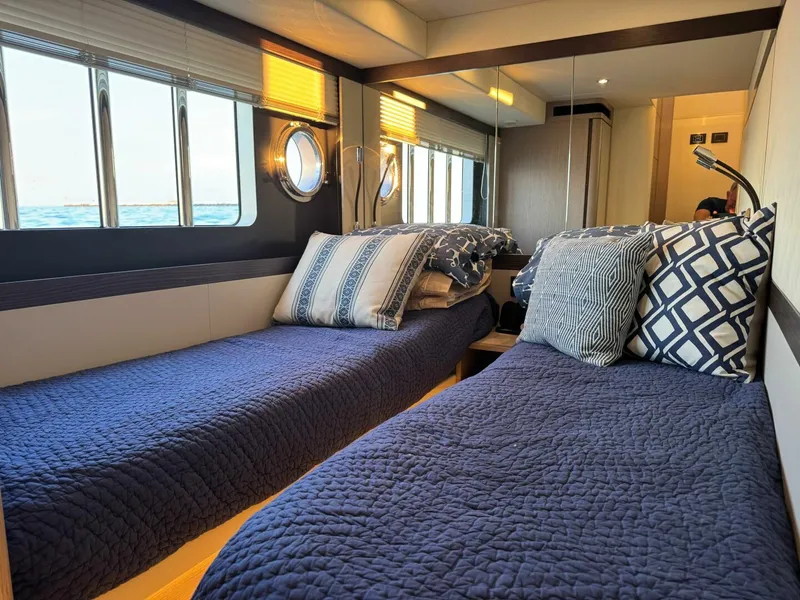 Slide: The Image of Absolute 48 Navetta 2021 - 5546171