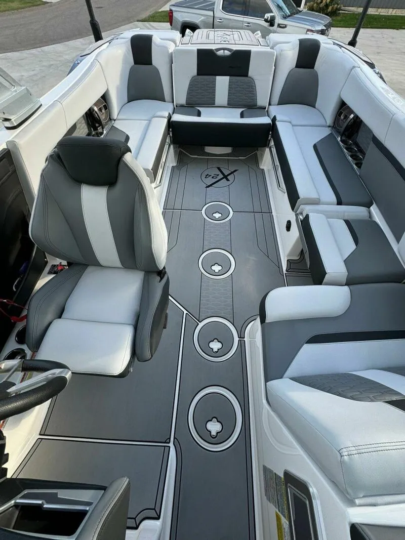 Slide: The Image of Mastercraft 24X 2019 - 5505519