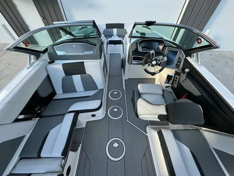 Slide: The Image of Mastercraft 24X 2019 - 5505520