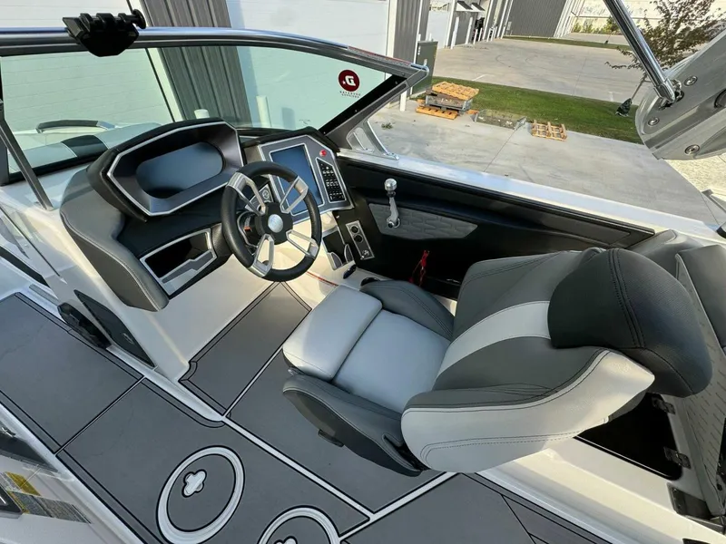 Slide: The Image of Mastercraft 24X 2019 - 5505523