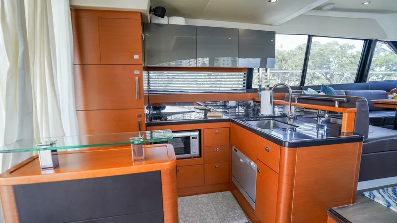 Slide: The Image of Prestige 550 Flybridge 2015 - 5506052