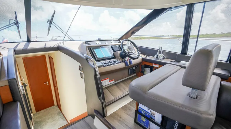 Slide: The Image of Prestige 550 Flybridge 2015 - 5506056
