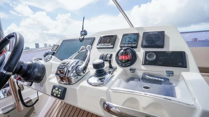 Slide: The Image of Prestige 550 Flybridge 2015 - 5506112