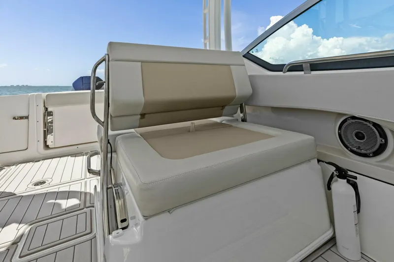 Slide: The Image of 2023 Boston Whaler 240 Vantage - Seating - 5538687