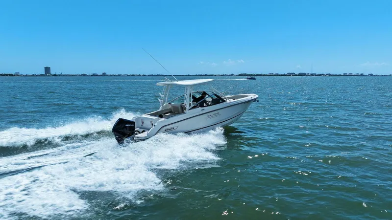 Slide: The Image of 2023 Boston Whaler 240 Vantage - Profile Stern 3/4 Starboard - 5538643
