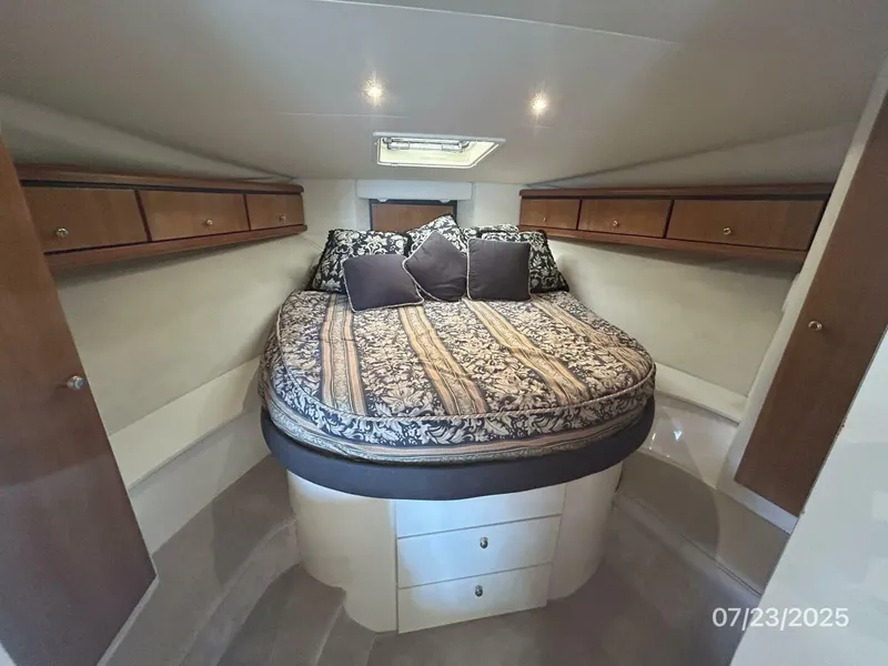 Slide: The Image of 40' Trojan master stateroom - 5509169
