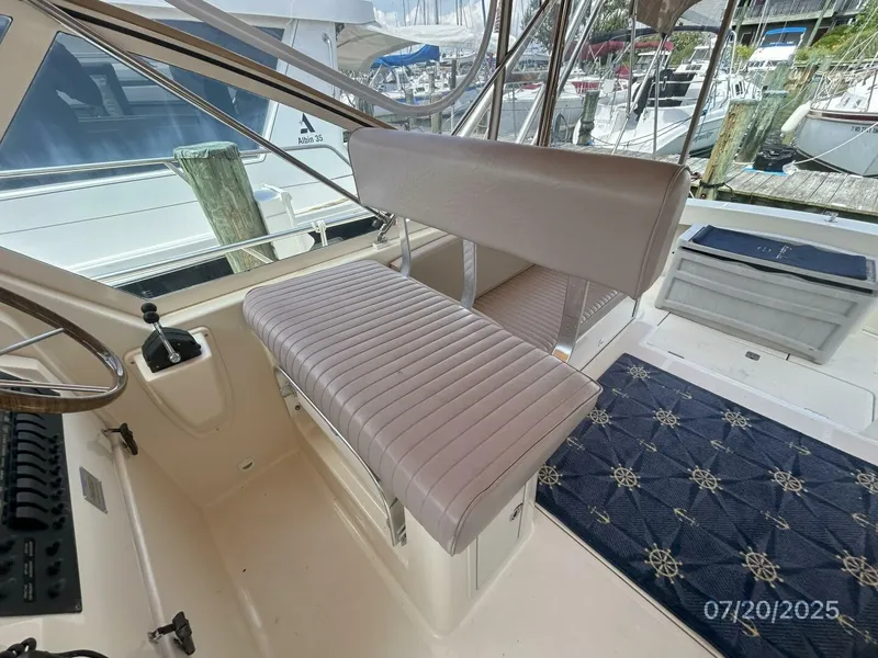 Slide: The Image of 34' Mainship helm benchseat - 5509386