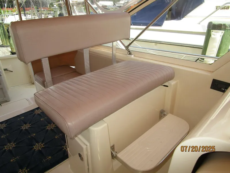 Slide: The Image of 34' Mainship mate seat - 5509390