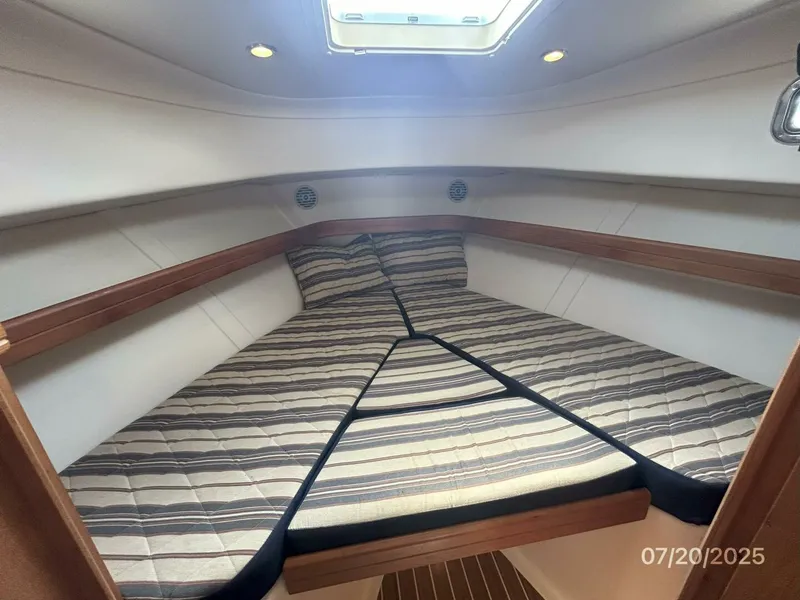 Slide: The Image of 34' Mainship stateroom - 5509401