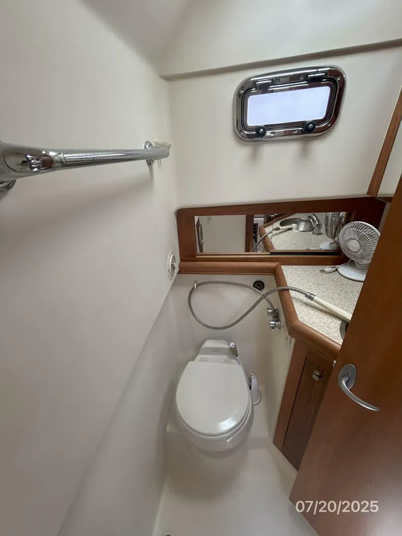 Slide: The Image of 34' Mainship head - 5509385