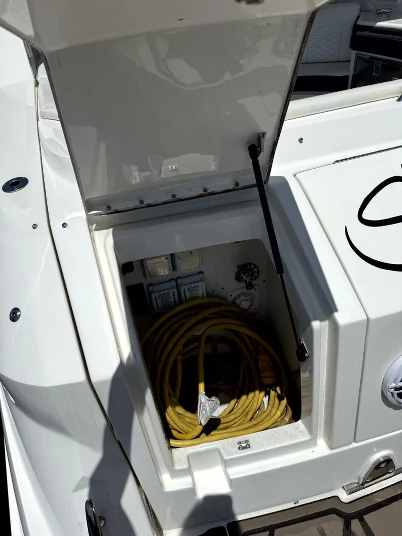 Slide: The Image of Sea Ray 320 OB 2020 - 5510117