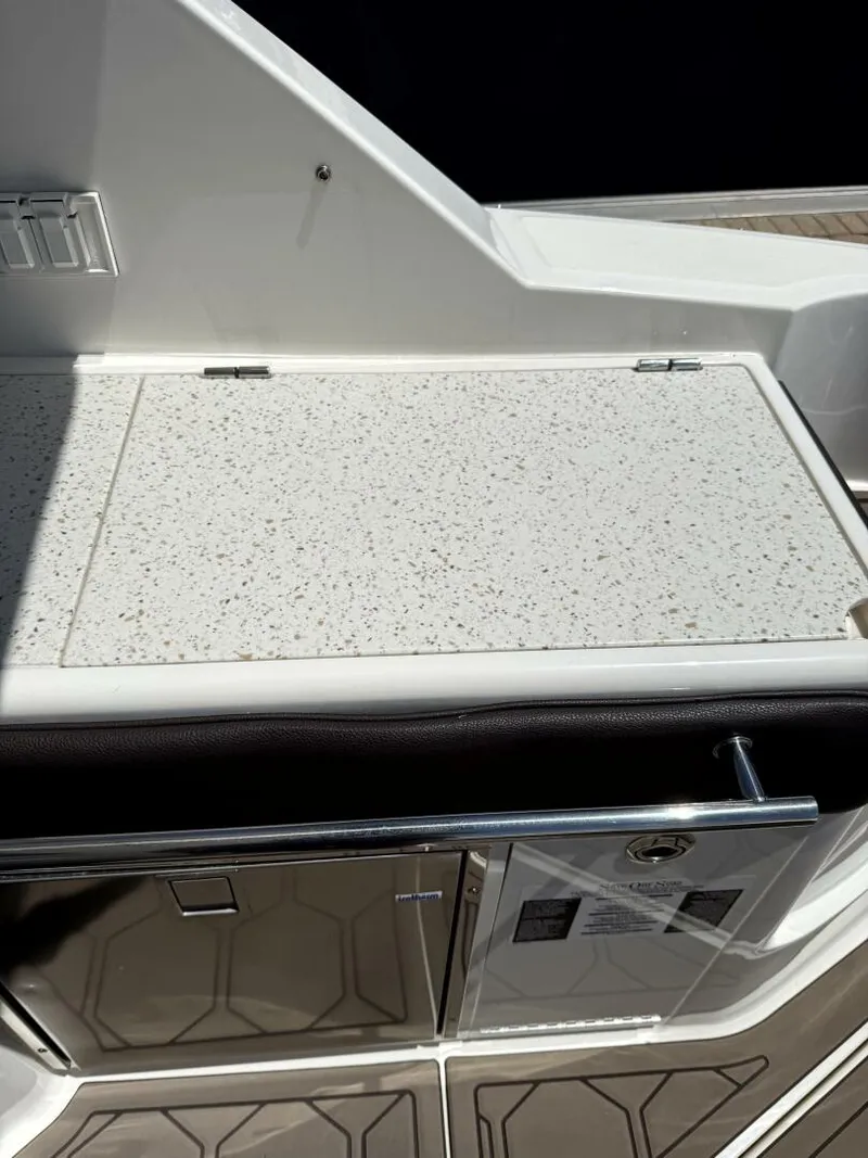 Slide: The Image of Sea Ray 320 OB 2020 - 5510129