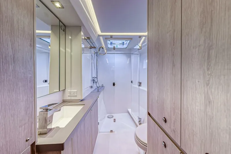 Slide: The Image of Leopard 45 Owners Version 2020 - 5512077