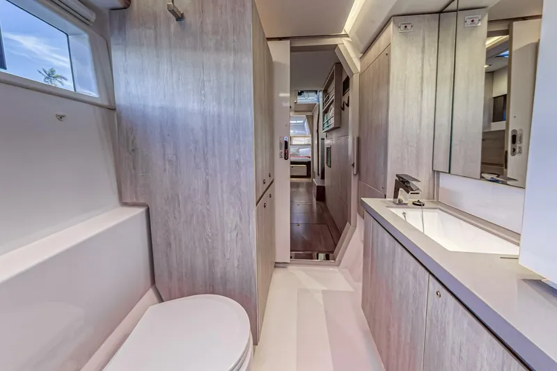 Slide: The Image of Leopard 45 Owners Version 2020 - 5512080