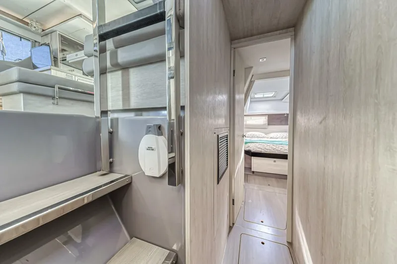 Slide: The Image of Leopard 45 Owners Version 2020 - 5512094