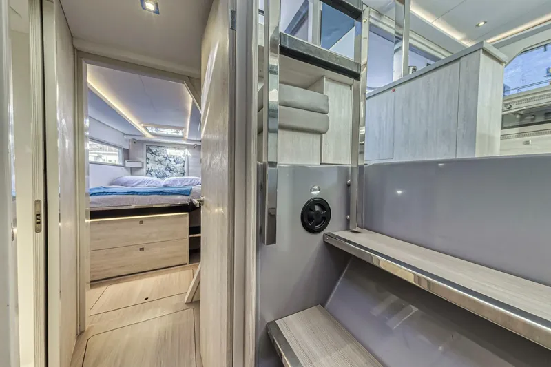 Slide: The Image of Leopard 45 Owners Version 2020 - 5512095