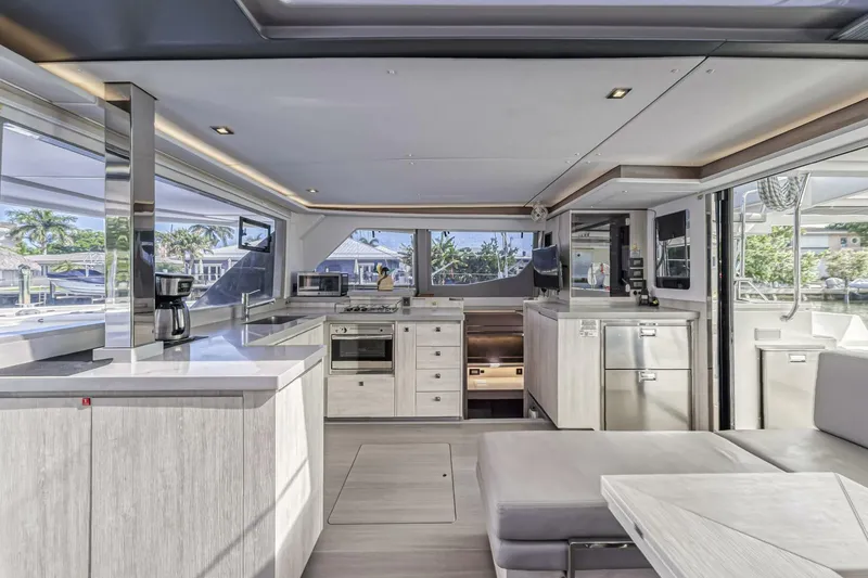 Slide: The Image of Leopard 45 Owners Version 2020 - 5512045