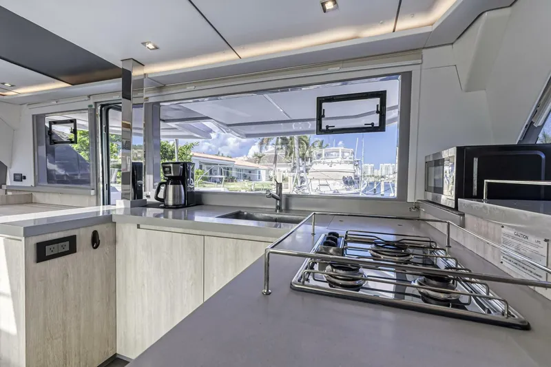 Slide: The Image of Leopard 45 Owners Version 2020 - 5512060