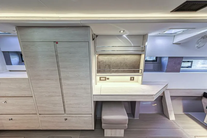 Slide: The Image of Leopard 45 Owners Version 2020 - 5512068