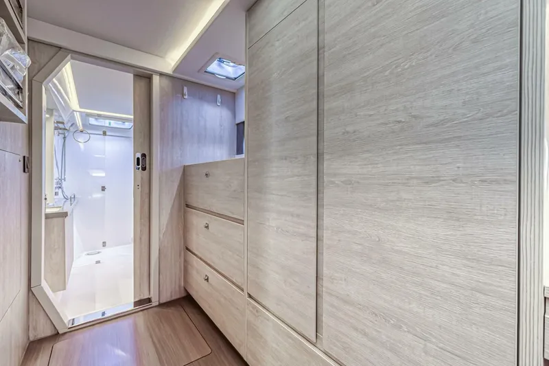 Slide: The Image of Leopard 45 Owners Version 2020 - 5512075