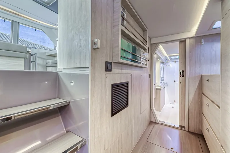 Slide: The Image of Leopard 45 Owners Version 2020 - 5512076