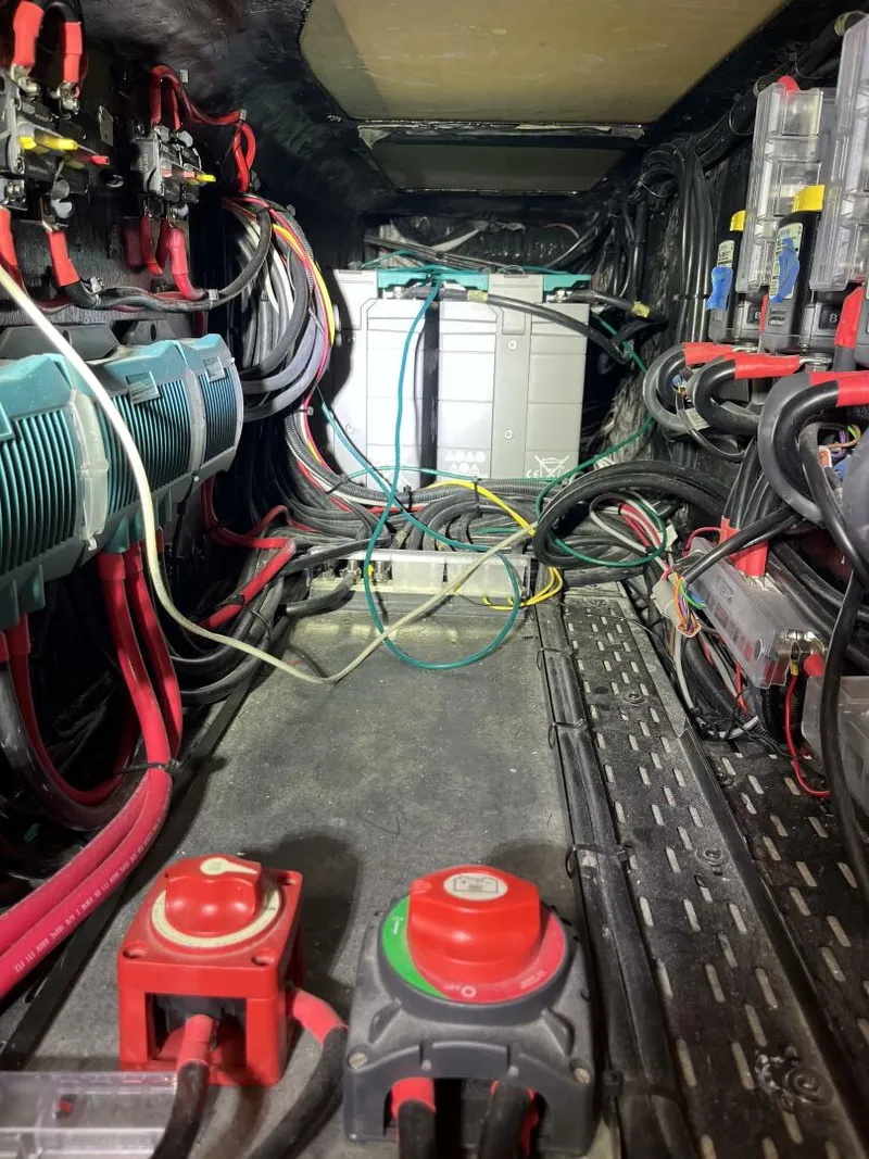 Slide: The Image of Battery Compartment - 5530150